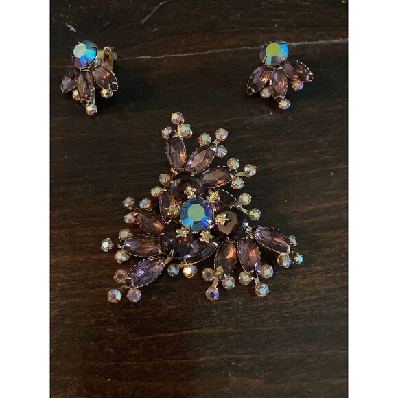 Vintage 50s Brooch & Earrings Set 1950s Purple Rhinestone Cocktail Jewelry Set - Picture 2 of 4